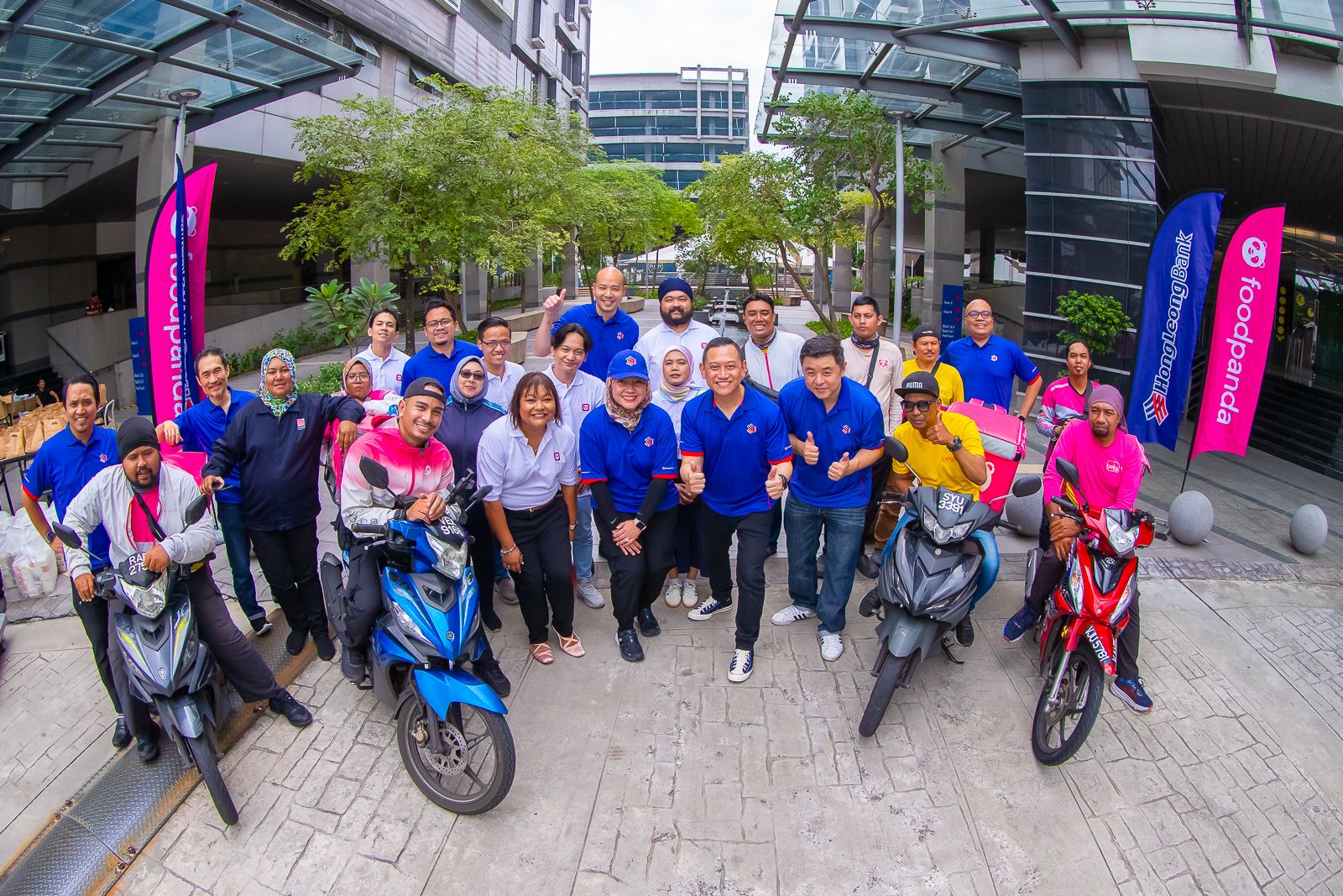 Hong Leong Islamic Bank distributes 1,000 food packets to foodpanda riders
